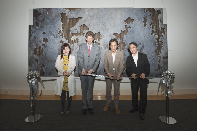 (From left) Ribbon-cutting ceremony by UMAG Associate Curator Dr Fongfong Chen, UMAG Director Dr Florian Knothe, participating artist Professor Ying Tianqi and Head of Division of Architectural Conservation Programmes, Faculty of Architecture of HKU Dr Lee Ho Yin.